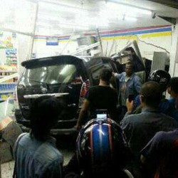 Polisi Tahan Pengemudi Innova Hitam yang Seruduk Minimarket di Bandung