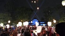 Cantiknya Ratusan Lampion Terbang Hiasi Langit Gedung Sate