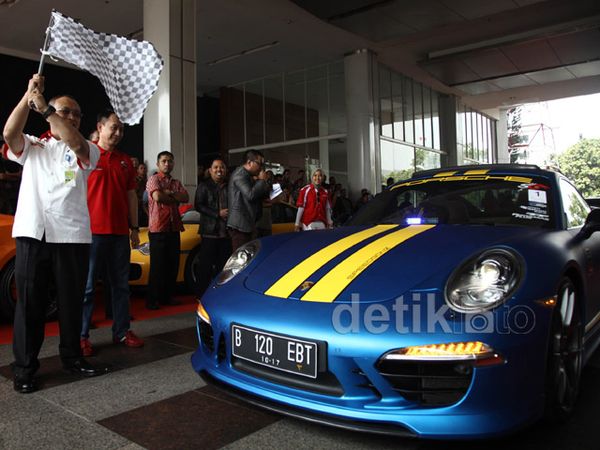 Pemilik Mobil Sport Pelesiran ke Bali