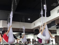 Penggemar Latihan AntiGravity Yoga dari Usia 4 hingga 72 Tahun