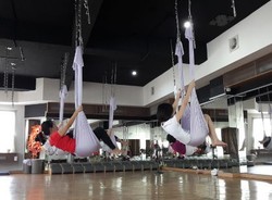 Mengenal AntiGRavity Yoga, Olahraga Santai yang Menguji Nyali