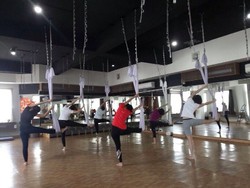 Penderita Skoliosis Tak Boleh Latihan AntiGravity Yoga, Mitos atau Fakta?