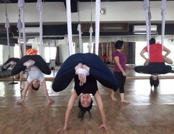 Merasakan Langsung Pengalaman Latihan Yoga Menggantung di Atas Ayunan