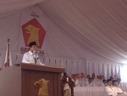 Gara-gara Tak Disediakan Minum di Podium, Prabowo Minta Ajudan Menghadap