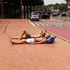 Dua Bule Ini Santai Berjemur Telanjang Dada di Bandara Soekarno Hatta