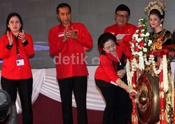 Berseragam PDIP, Jokowi Kembali Hadiri Rakernas