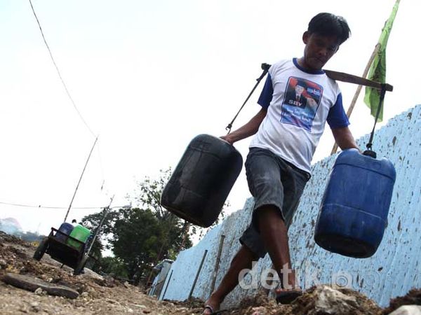 Pedagang Air Keliling Marak di Musim Kemarau
