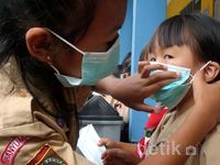 Masker untuk Pelajar Terdampak Letusan Slamet
