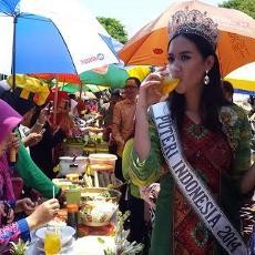 Putri Indonesia Seruput Temulawak di Festival Rujak Soto Banyuwangi