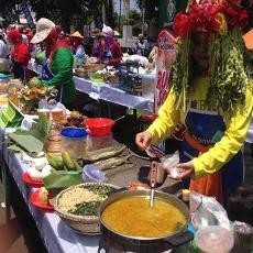 Ratusan Peserta Berkostum Unik Lomba Ngulek Rujak Soto di Banyuwangi