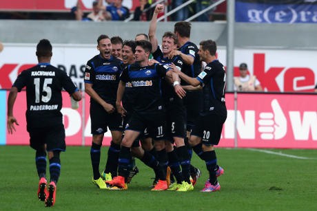 Kalahkan Hannover, Paderborn Sementara Puncaki Bundesliga