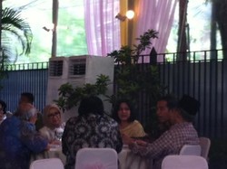 Tawa Santai Jokowi Saat Hadiri Aqiqah Cucu JK