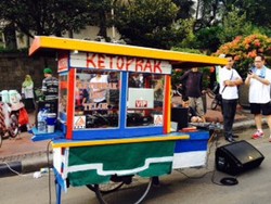 Lets Get Party! Gerobak Ketoprak Ini Jadi Set DJ