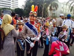 Marching Band Pocil Jakarta Barat Ramaikan Bundaran HI