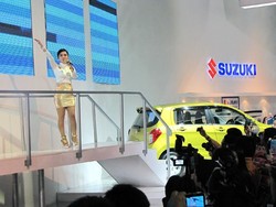 Syahrini Hibur Pengunjung IIMS