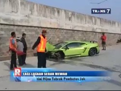Lamborghini Hijau Tabrak Pembatas Jalan