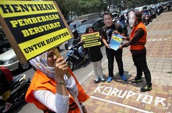 Belasan Massa Tolak Pembebasan Bersyarat Koruptor di Depan Kemenkum HAM