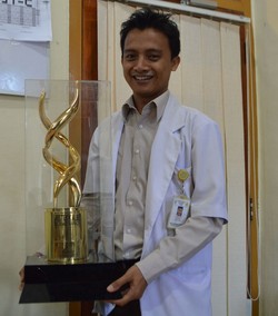 Kalahkan 44 Orang se-Indonesia, Dosen FK UGM Jadi Peneliti Muda Terbaik