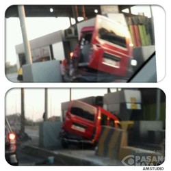 Tabrak Separator Gerbang Tol Rorotan, Mobil Tersangkut di Gardu