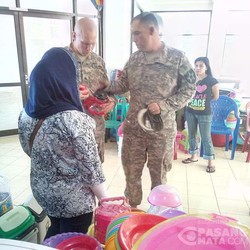 Latihan Bareng TNI di Situbondo, US Army Blusukan ke Pasar