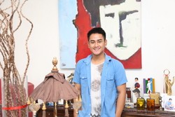 Cerita Dua Lukisan Menyala di Ruang Tamu Dwi Andhika