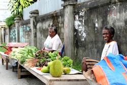 Pedagang kecil di Jalan Transito Wosi Manokwari