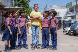 Usia Baru 5 Tahun, Tinggi Bocah Ini 170 Cm