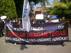 Massa Peradi dan Mahasiswa FH Yogya Demo Tolak Pengesahan RUU Advokat