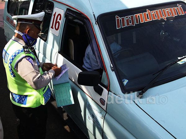 Bikin Macet, Seratusan Angkot Ditilang