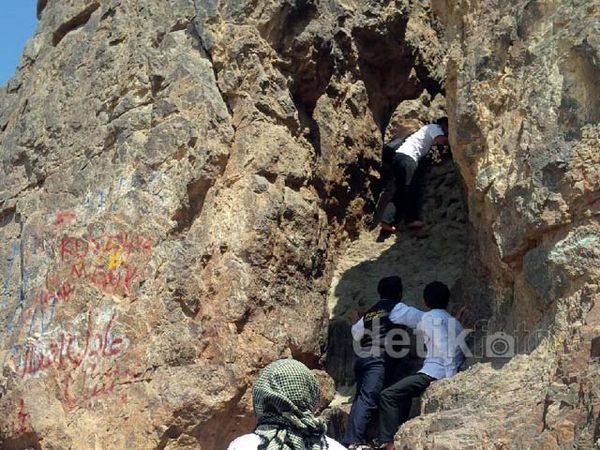 Mendaki Goa Tempat Nabi Muhammad Dirawat