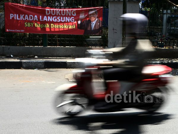 Spanduk SBY Dukung Pilkada Langsung