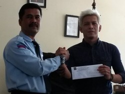 Resmi Bebas Murni, Ariel Tebar Senyum