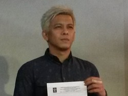 Pamer Surat Bebas Murni, Ariel Digoda Soal Surat Nikah