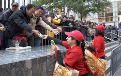 McDonalds Amerika Bagikan Camilan Apel Gratis untuk Pengantre iPhone 6