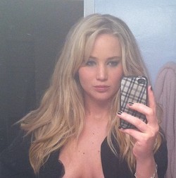 Ratusan Foto Nakal Kim Kardashian Sampai Jennifer Lawrence Diumbar