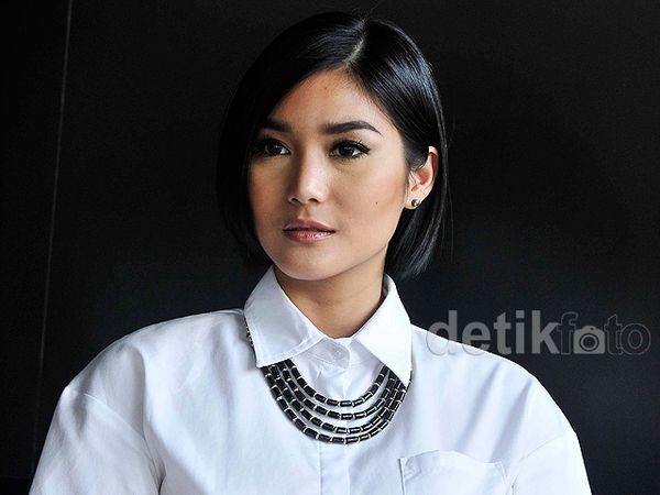 Simple Tapi Stylish Hitam-putih ala Dominique Diyose