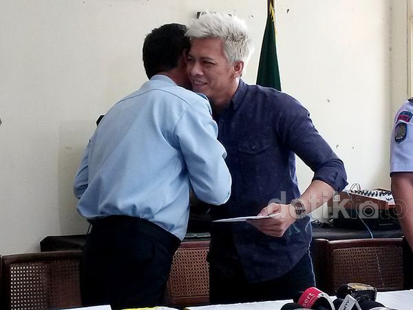 Bebas Murni, Rambut Ariel Berwarna Putih