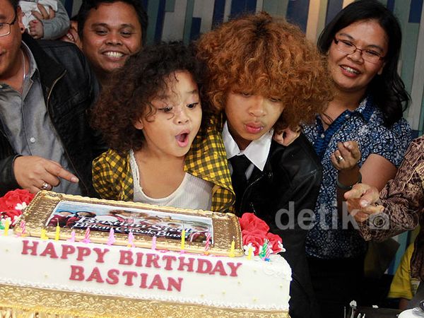 Bastian Rayakan Ultah ke-15