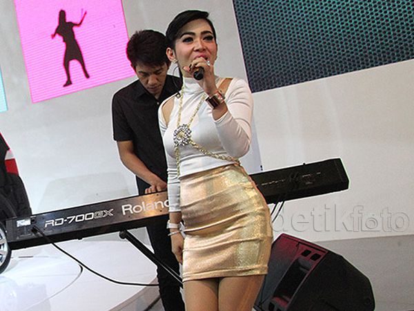 Pakai Rok Ketat, Perut Syahrini Tampak Buncit