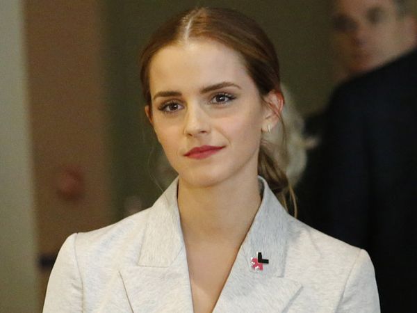 Emma Watson Tampil Formal di New York