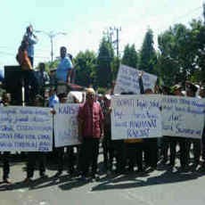 Ratusan Petani Tembakau Demo Kantor Dinas Kehutanan Sumenep