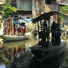 Bu Risma, Warga dan Siswa Tambak Asri Butuh Jembatan untuk Menyeberang