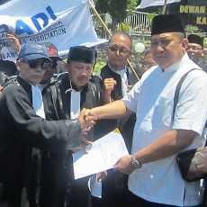 Puluhan Pengacara Turun ke Jalan Tolak RUU Advokat