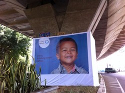 Foto-foto Warga Tersenyum Ceria Hiasi Tiang Jembatan Pasupati, Ada Apa?
