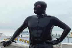 Bukan Kembaran Batman, Pria Ini Pakai Kostum Karet untuk Amal