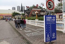 Jalur Ini Khusus untuk Mereka yang Sibuk Jalan Sambil Mainan HP