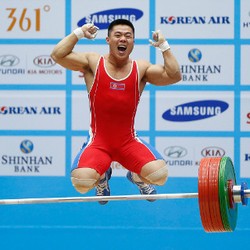 Rekor-rekor Dunia Bertumbangan di Angkat Besi