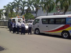 Mobil Travel Parkir di Samping Sarinah Diderek Dishub