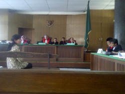 Hafitd Terlihat Gusar dan Terus Menunduk Ketika Orang Tua Ade Sara Bersaksi