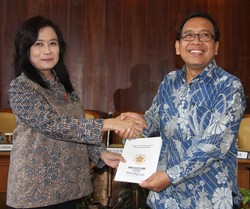UGM Serahkan Buku Putih Sapta Adiccita untuk Jokowi-JK
